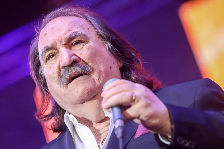 Čim se popeo, uzeo je mikrofon u ruke i zapjevao hit &lsquo;Poljubi zemlju&rsquo;. Foto: Borna Filić/PIXSELL