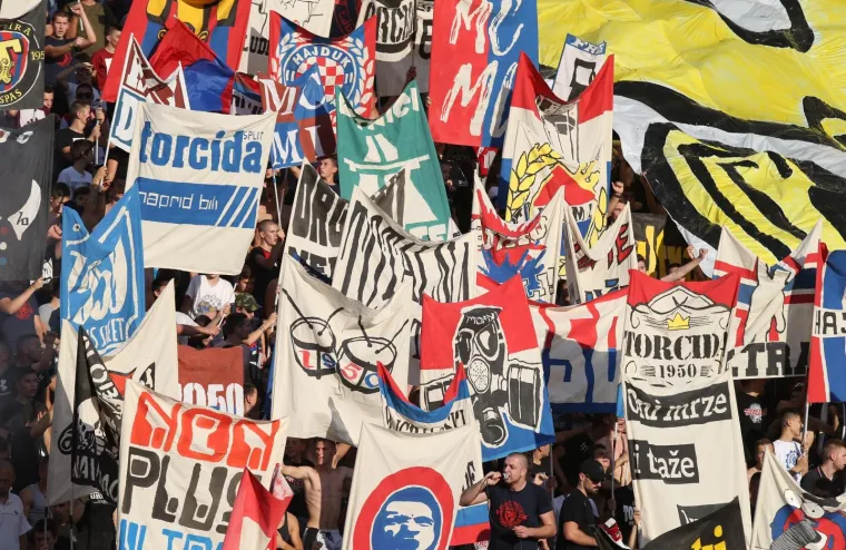 Navijačka skupina splitskog Hajduka Torcida na utakmici protiv Slaven Belupa proslavila je svoj 69. rođendan.Photo: Ivo Čagalj/PIXSELL