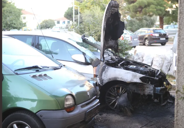 U Splitu zapaljen auto žene koja je ranije pretučena: 'Čula se detonacija, skočio sam iz kreveta!'