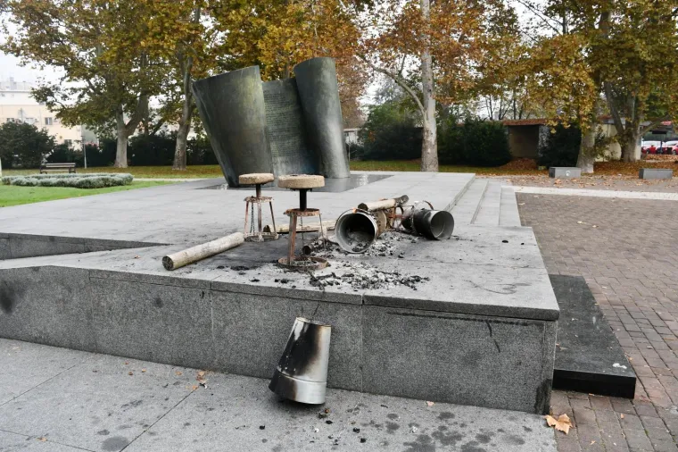 Vandali u Sisku opet uništili spomenik poginulim hrvatskim braniteljima, najgore do sada!