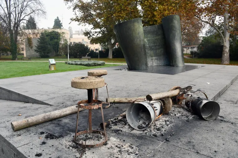 Gradskim vandalima u Sisku ponovo je meta bio spomenik poginulim hrvatskim braniteljima u Parku dr. Franje Tuđmana, kojem ovo nije prvi puta da je o&scaron;tećen.Photo: Nikola Ćutuk/PIXSELL