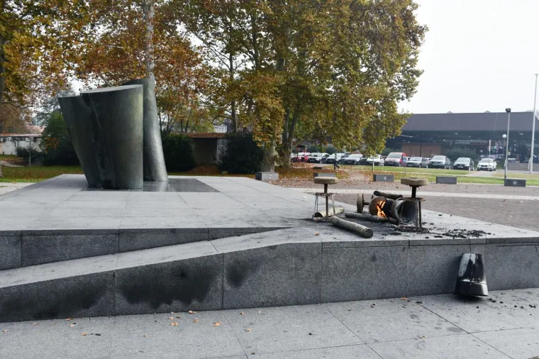 Gradskim vandalima u Sisku ponovo je meta bio spomenik poginulim hrvatskim braniteljima u Parku dr. Franje Tuđmana, kojem ovo nije prvi puta da je o&scaron;tećen.Photo: Nikola Ćutuk/PIXSELL