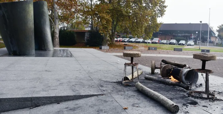 Gradskim vandalima u Sisku ponovo je meta bio spomenik poginulim hrvatskim braniteljima u Parku dr. Franje Tuđmana, kojem ovo nije prvi puta da je o&scaron;tećen.Photo: Nikola Ćutuk/PIXSELL