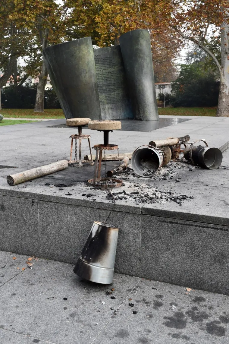 Gradskim vandalima u Sisku ponovo je meta bio spomenik poginulim hrvatskim braniteljima u Parku dr. Franje Tuđmana, kojem ovo nije prvi puta da je o&scaron;tećen.Photo: Nikola Ćutuk/PIXSELL