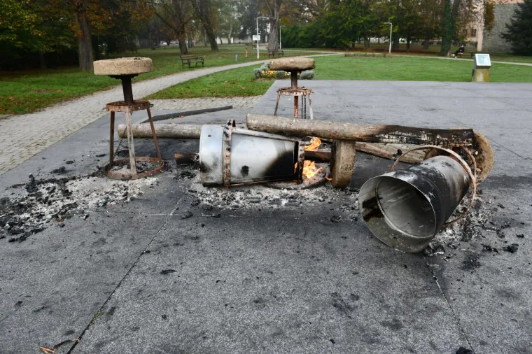 Gradskim vandalima u Sisku ponovo je meta bio spomenik poginulim hrvatskim braniteljima u Parku dr. Franje Tuđmana, kojem ovo nije prvi puta da je o&scaron;tećen.Photo: Nikola Ćutuk/PIXSELL