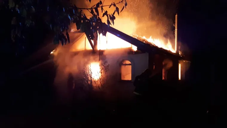 Vatrogasci se &scaron;est sati borili s buktinjom! &Scaron;teta nekoliko stotina tisuća kn, policija traži piromane