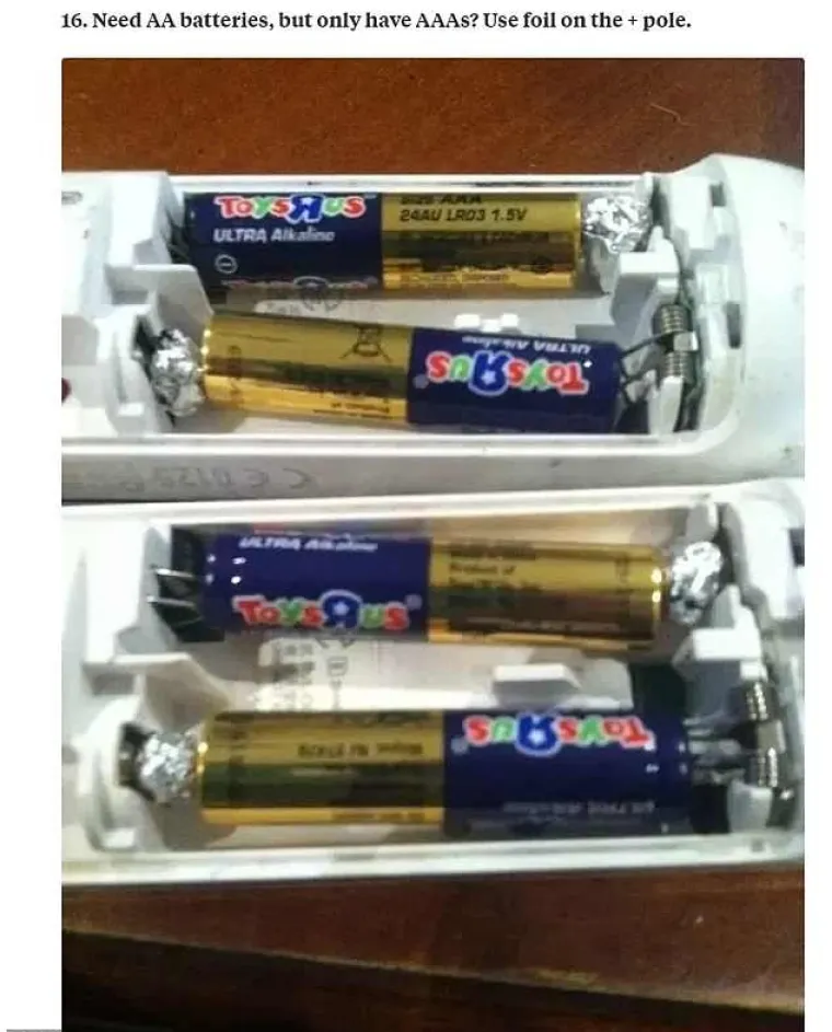 Trebate AA baterije, ali imate samo AAA? Na stranu s pozitivnim nabojem stavite lopticu od aluminijske folije. To bi trebalo zavarati uređaj.