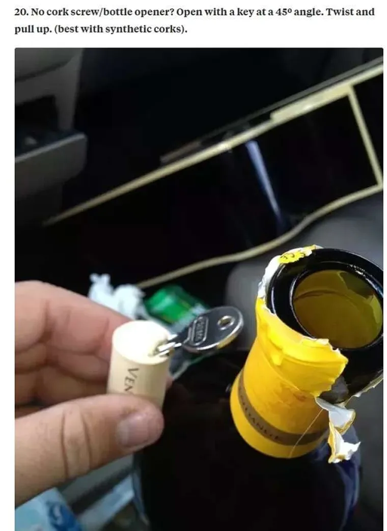 Ako nemate pri ruci otvarač za boce s plutenim čepom, trebao bi poslužiti i najobičniji ključ. Zabijte ga u čep pod kutom od 45 stupnjeva, okrenite i izvucite.