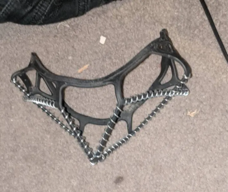 Na&scaron;ao sam ovo u ormaru svog oca, toplo se se nadam da nije ne&scaron;to neprimjereno. 
Gumene derezine - navuku se na cipele i olak&scaron;avaju hodanje po poledici.