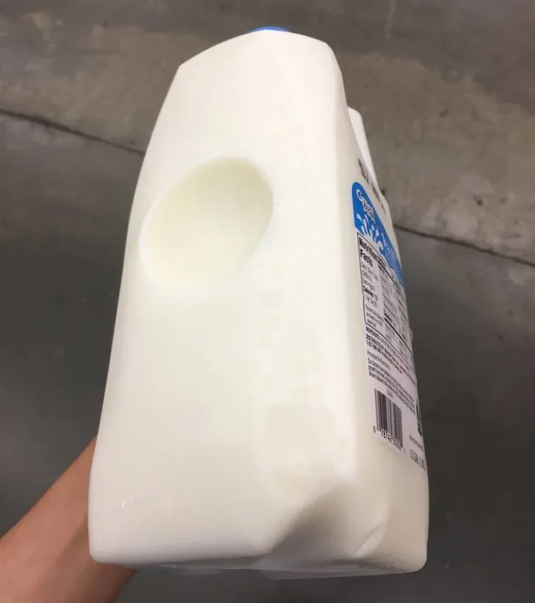 Čemu ova velika udubina na boci mlijeka? 
Ako se mlijeko slučajno zakrije ili boca padne, ra&scaron;irit će se i spriječiti da boca pukne.