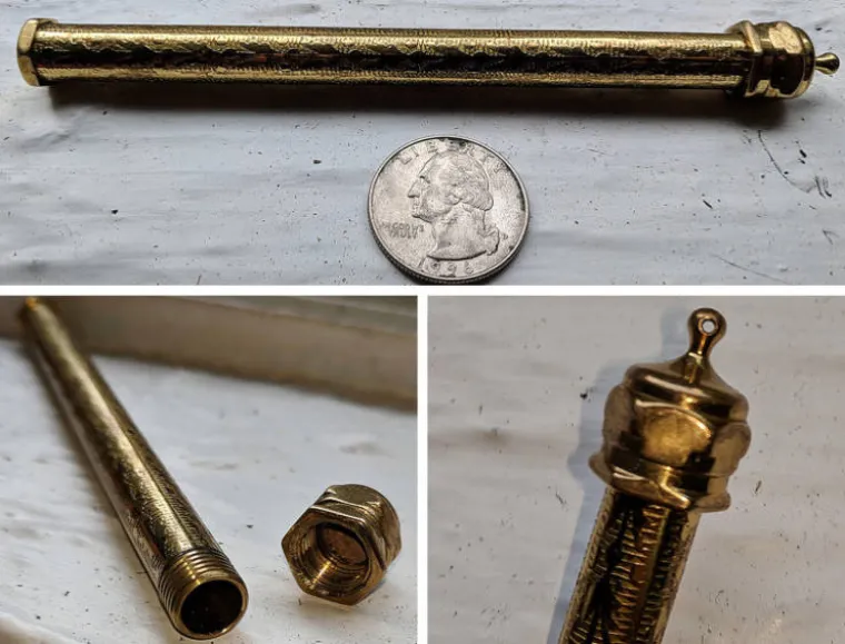 Ova cijevčica s navojem je lijepo ukra&scaron;ena no čini mi se puno prete&scaron;ka da bi bila praktična za no&scaron;enje. 
Starinska kutijica za igle