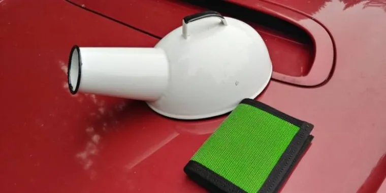 Nikako ne shvaćam kako bi trebao funkcionirati ovaj mali čajnik. 
Nije čajnik nego starinska guska za mokrenje mu&scaron;kih pacijenata koji moraju biti u krevetu.