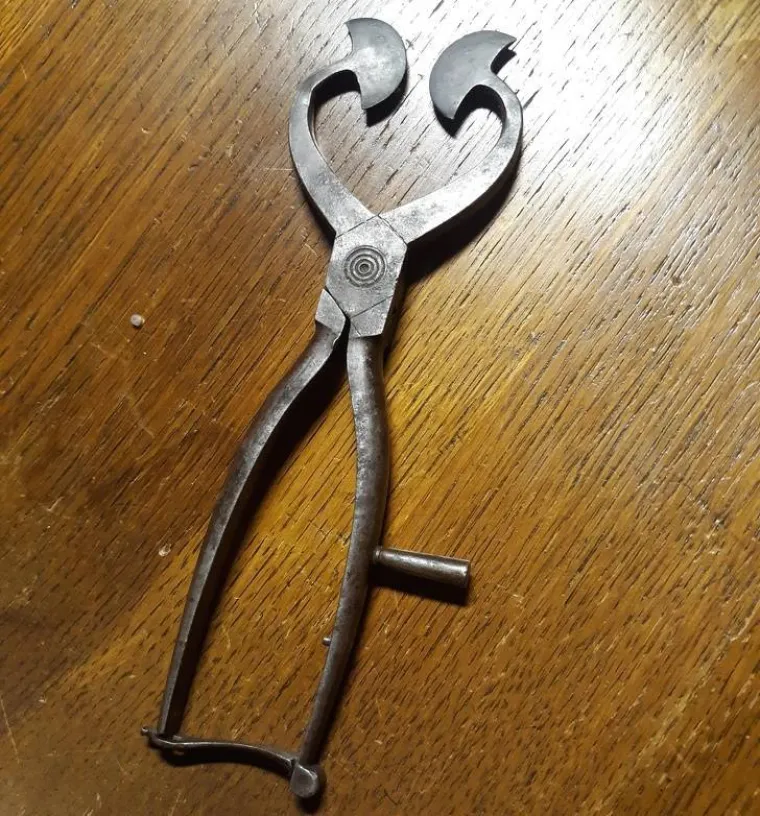 Na&scaron;ao sam ovo među raznim drugim alatom. Ikakvih ideja? 
Stara klije&scaron;ta za rezanje &scaron;ećera, iz vremena kada se &scaron;ećer prodavao u velikim sto&scaron;cima