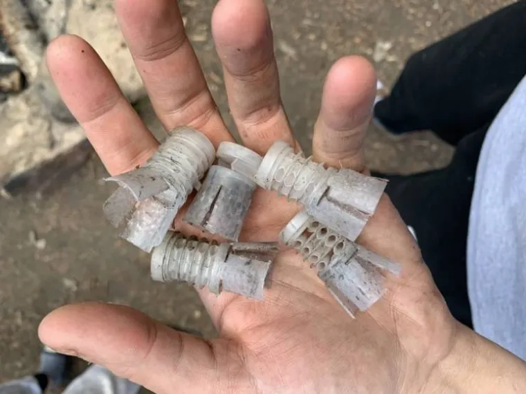 Na&scaron;ao su u &scaron;umi puno ovoga. &Scaron;to je to?
Plastična pera iz patrona za sačmaricu. Odvajaju barut od sačme