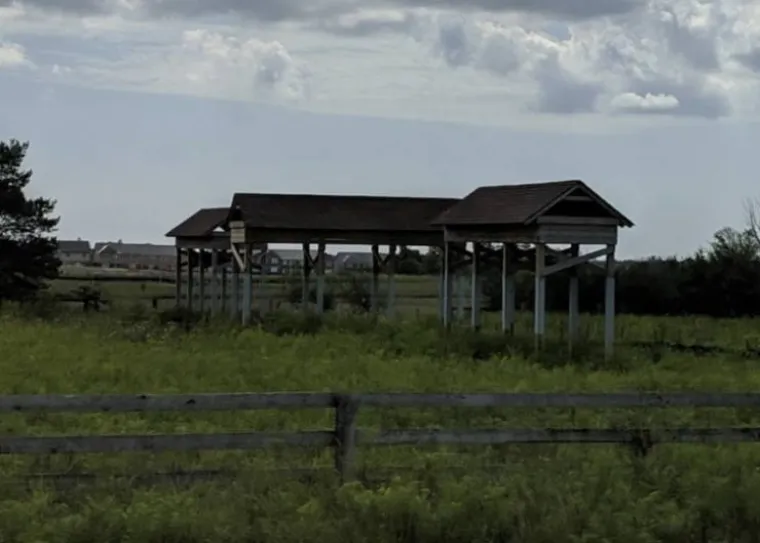 Ovo viđam po mnogim otvorenim poljima diljem Sjeverne Amerike. &Scaron;to je to?  
Gnijezdi&scaron;te za lastavice i druge ptice.