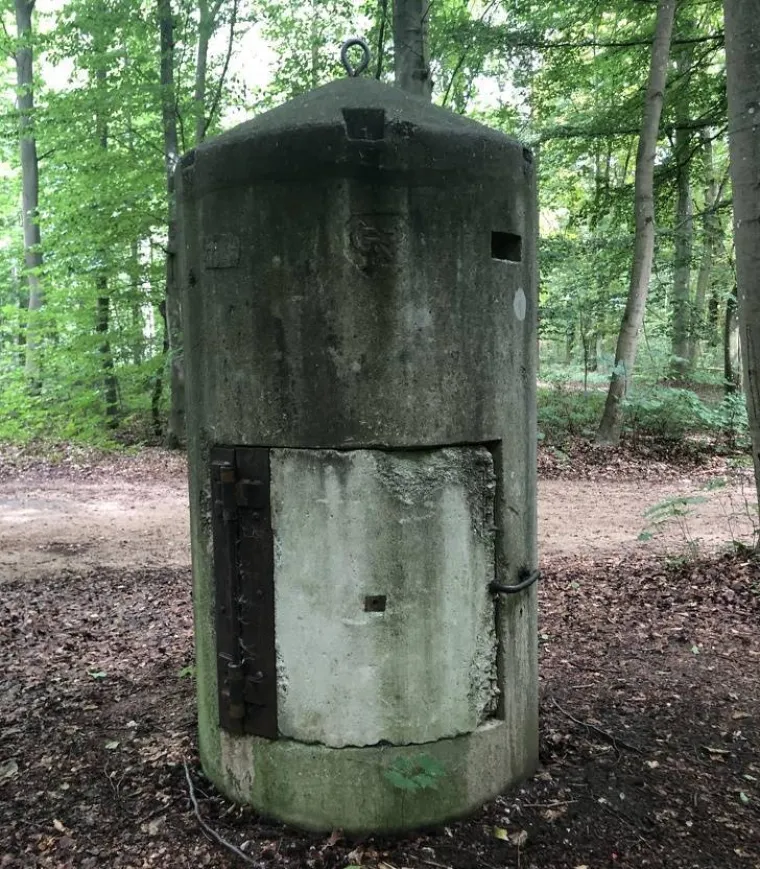 Naletjeo sam na ovo čudo u &scaron;umi. &Scaron;to je to? 
Betonsko skloni&scaron;te za jednu osobu iz vremena Drugoga svjetskoga rata