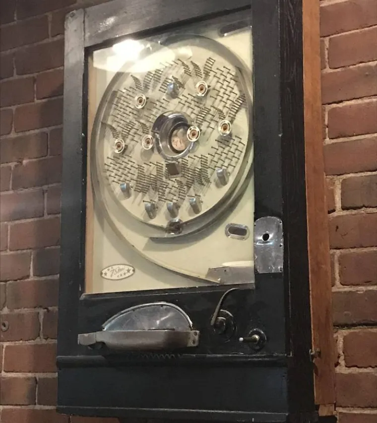 Vidio sam ovo u pivnici. Kakva je to igra? 
Pachinko - kockarska igra iz Japana, ne&scaron;to između flipera i automata kovanice