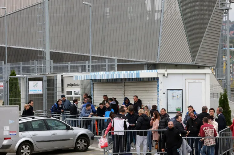 Navijači hrvatske nogometne reprezentacije pred stadionom Rujevica od oet sati ujutro čekaju početak prodaje ulaznica za posljednju kvalifikacijsku utakmicu za Europsko prvenstvo Hrvatska - Slovačka