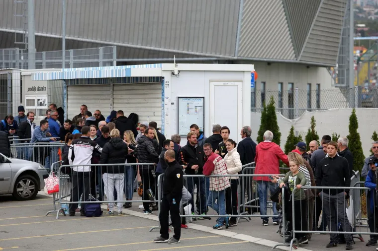 Navijači hrvatske nogometne reprezentacije pred stadionom Rujevica od oet sati ujutro čekaju početak prodaje ulaznica za posljednju kvalifikacijsku utakmicu za Europsko prvenstvo Hrvatska - Slovačka