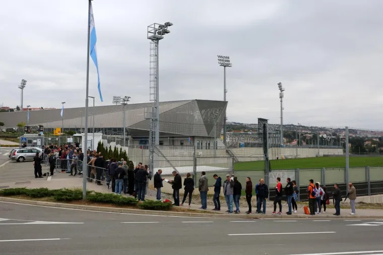 Navijači hrvatske nogometne reprezentacije pred stadionom Rujevica od oet sati ujutro čekaju početak prodaje ulaznica za posljednju kvalifikacijsku utakmicu za Europsko prvenstvo Hrvatska - Slovačka
