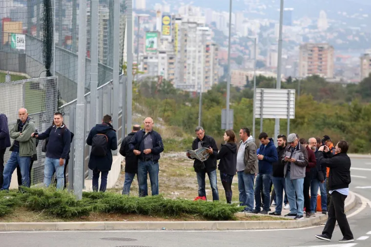 Navijači hrvatske nogometne reprezentacije pred stadionom Rujevica od oet sati ujutro čekaju početak prodaje ulaznica za posljednju kvalifikacijsku utakmicu za Europsko prvenstvo Hrvatska - Slovačka