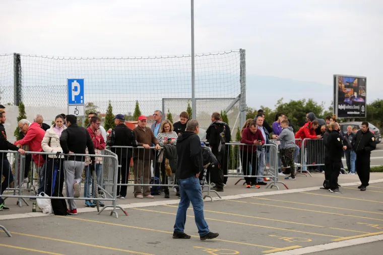 Navijači hrvatske nogometne reprezentacije pred stadionom Rujevica od oet sati ujutro čekaju početak prodaje ulaznica za posljednju kvalifikacijsku utakmicu za Europsko prvenstvo Hrvatska - Slovačka