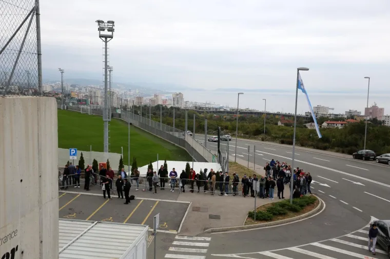 Navijači hrvatske nogometne reprezentacije pred stadionom Rujevica od oet sati ujutro čekaju početak prodaje ulaznica za posljednju kvalifikacijsku utakmicu za Europsko prvenstvo Hrvatska - Slovačka