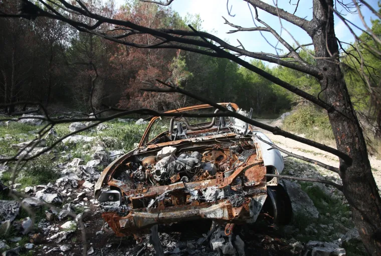 Misterij zapaljenog kabrioleta još nije riješen: Tko je prije tri mjeseca sletio s autom u šumu?