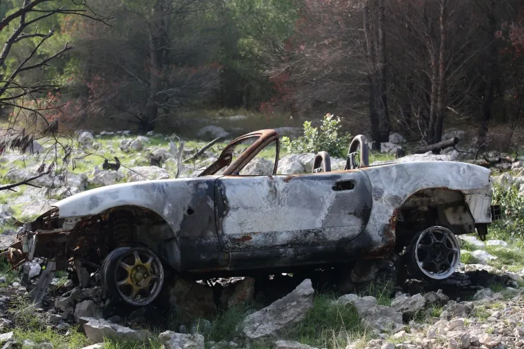 Misterij zapaljenog kabrioleta još nije riješen: Tko je prije tri mjeseca sletio s autom u šumu?