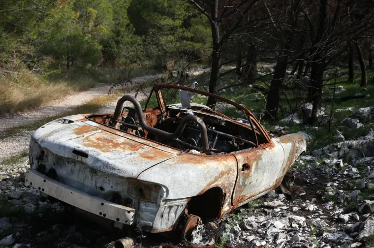 Misterij zapaljenog kabrioleta još nije riješen: Tko je prije tri mjeseca sletio s autom u šumu?