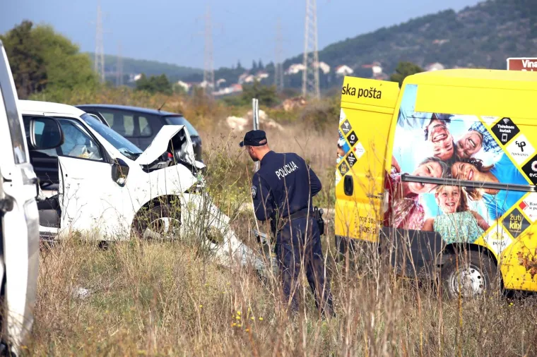 Vozači ozlijeđeni u prometnoj nesreći: Sudarili se kombi Hrvatske po&scaron;te i osobni automobil