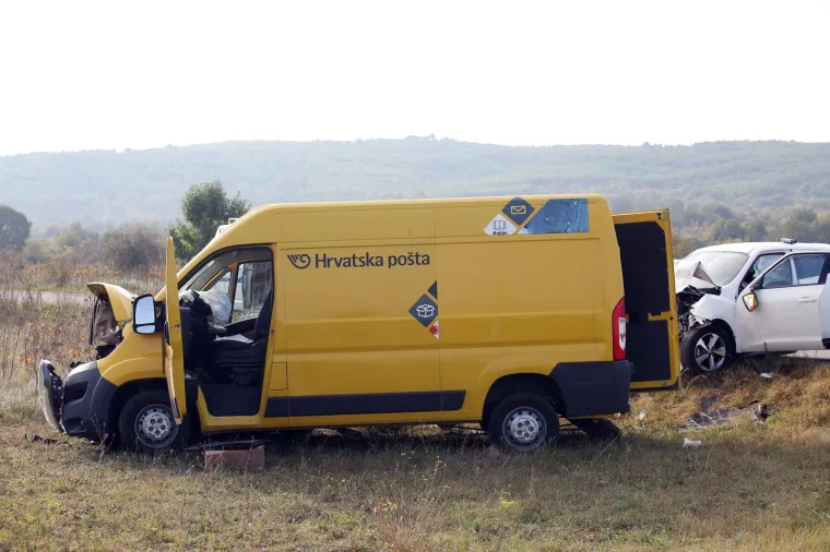 Vozači ozlijeđeni u prometnoj nesreći: Sudarili se kombi Hrvatske po&scaron;te i osobni automobil