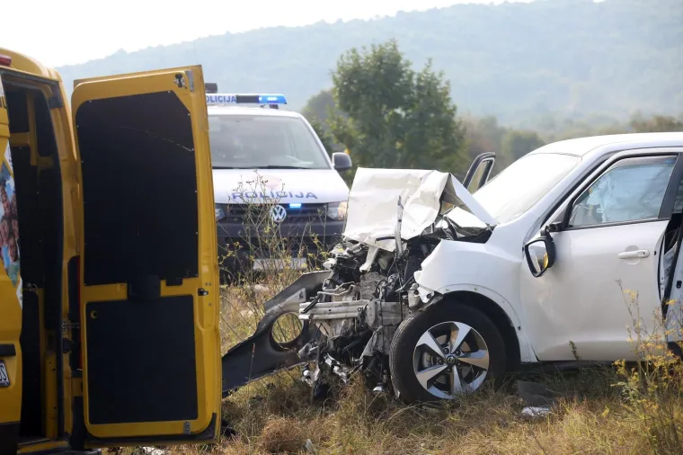 Vozači ozlijeđeni u prometnoj nesreći: Sudarili se kombi Hrvatske po&scaron;te i osobni automobil