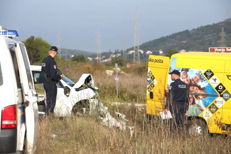 TE&Scaron;KA PROMETNA NESREĆA KOD &Scaron;IBENIKA: U sudaru kombija i automobila dvije osobe ozlijeđene