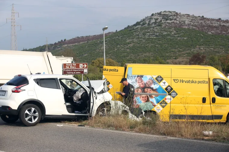 TE&Scaron;KA PROMETNA NESREĆA KOD &Scaron;IBENIKA: U sudaru kombija i automobila dvije osobe ozlijeđene