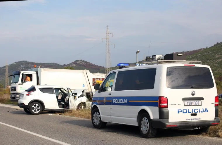 TE&Scaron;KA PROMETNA NESREĆA KOD &Scaron;IBENIKA: U sudaru kombija i automobila dvije osobe ozlijeđene