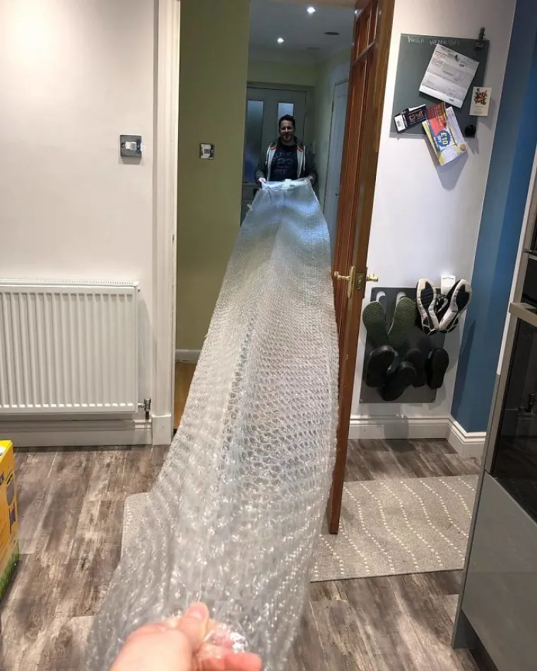 JESTE LI I VI DOBILI OVAKAV PAKET? Ekipa dijeli nevjerojatnu količinu ambalaže u kojima su im stizale sitnice