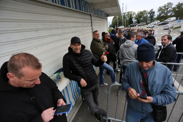 Navijači hrvatske nogometne reprezentacije pred stadionom Rujevica od 5 sati ujutro čekaju početak prodaje ulaznica za posljednju kvalifikacijsku utakmicu za Europsko prvenstvo između Hrvatske i Slovačke.
Photo:Goran Kovačić/PIXSELL