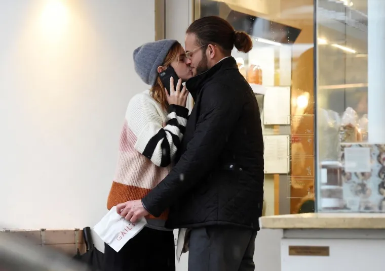 JUNAKINJA 'HARRYJA POTTERA' SVIJETU POKAZALA NOVOG DEČKA: Bez ikakvog skrivanja strastveno ga je poljubila pred paparazzima