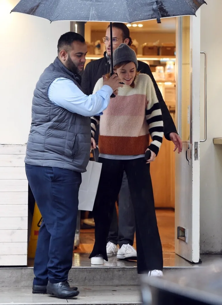 JUNAKINJA 'HARRYJA POTTERA' SVIJETU POKAZALA NOVOG DEČKA: Bez ikakvog skrivanja strastveno ga je poljubila pred paparazzima