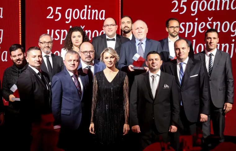 Predsjednica iznenadila novom frizurom, ali i figurom na proslavi 25 godina poslovanja HAMAG-BICRO-a