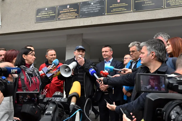 Radnici Đure Đakovića &scaron;trajkaju zbog neisplate plaće: 'Hoćemo živjeti i kruh zaraditi'