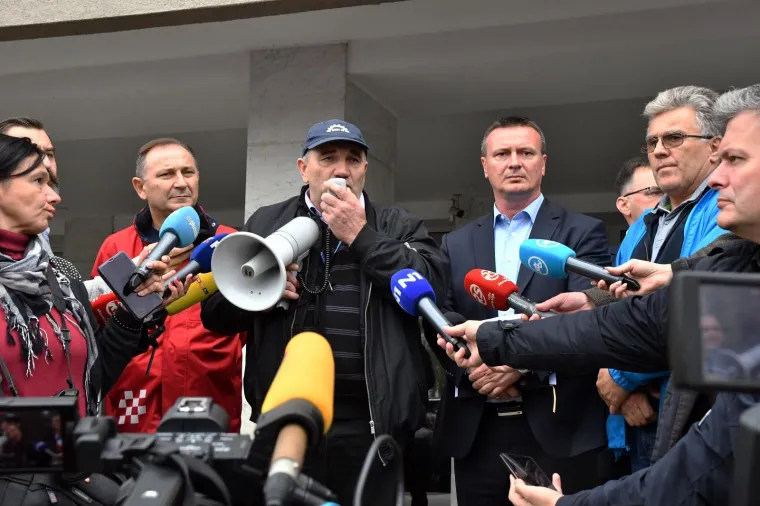 Radnici Đure Đakovića &scaron;trajkaju zbog neisplate plaće: 'Hoćemo živjeti i kruh zaraditi'