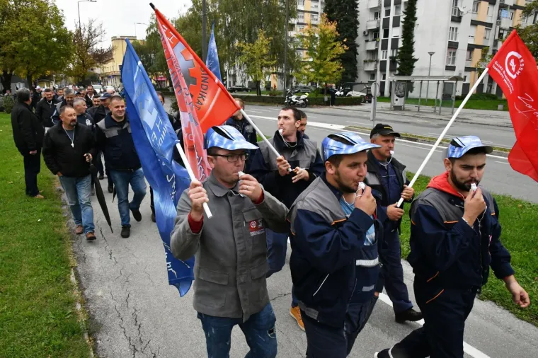 Radnici Đure Đakovića &scaron;trajkaju zbog neisplate plaće: 'Hoćemo živjeti i kruh zaraditi'
