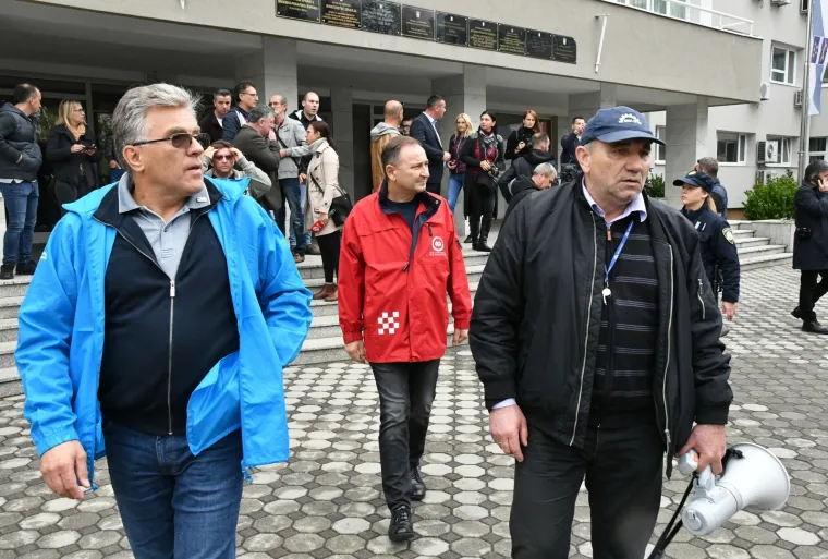 Radnici Đure Đakovića &scaron;trajkaju zbog neisplate plaće: 'Hoćemo živjeti i kruh zaraditi'