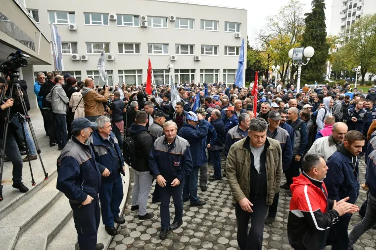 Radnici Đure Đakovića &scaron;trajkaju zbog neisplate plaće: 'Hoćemo živjeti i kruh zaraditi'