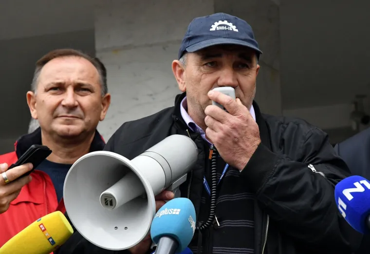 Radnici Đure Đakovića &scaron;trajkaju zbog neisplate plaće: 'Hoćemo živjeti i kruh zaraditi'