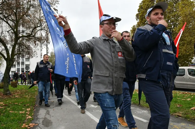 Radnici Đure Đakovića &scaron;trajkaju zbog neisplate plaće: 'Hoćemo živjeti i kruh zaraditi'