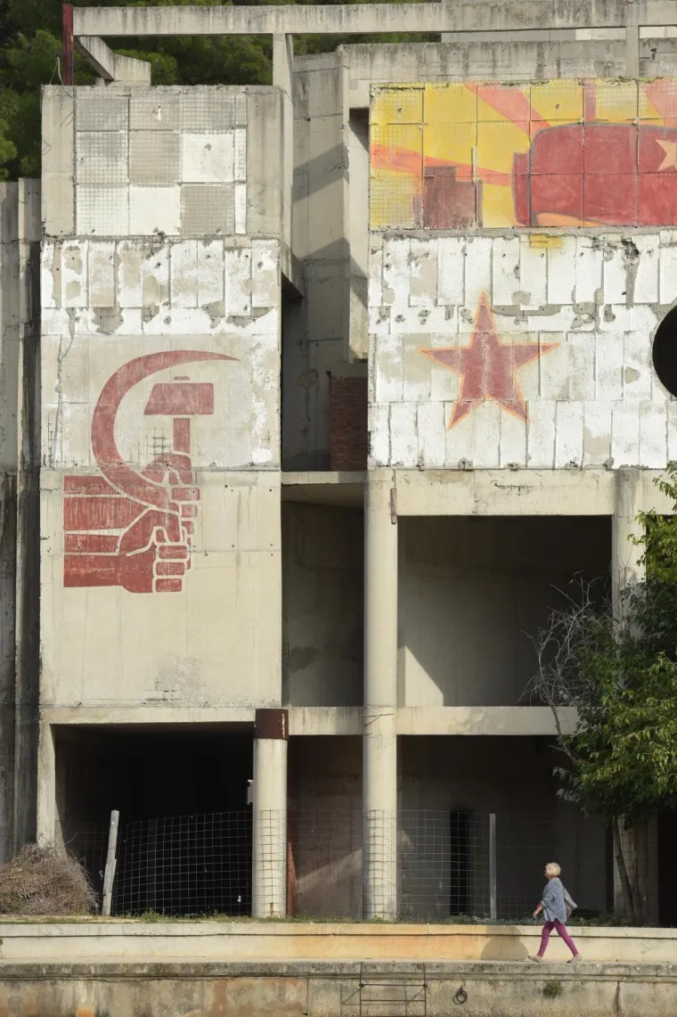 Obrovac oslikan crvenim zvijezdama petokrakama i srpovima i čekićima: 'Molimo vas da ne o&scaron;tećujete natpise...'