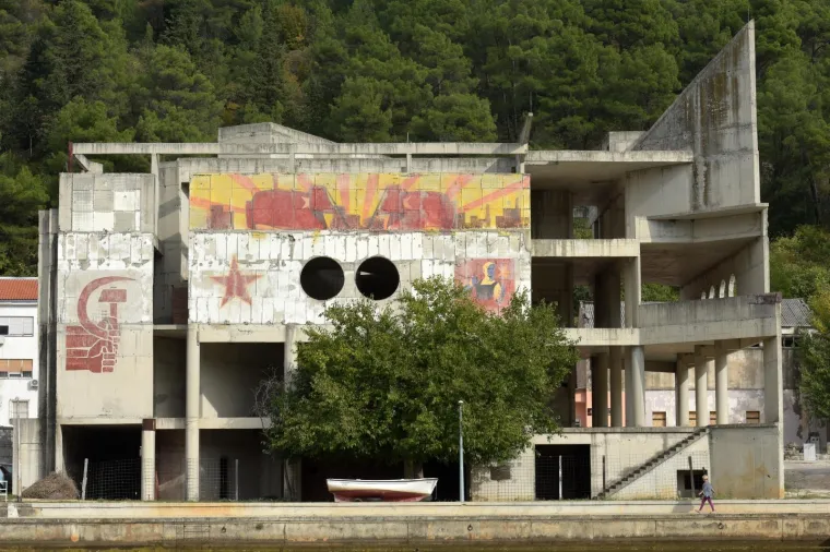 Obrovac oslikan crvenim zvijezdama petokrakama i srpovima i čekićima: 'Molimo vas da ne o&scaron;tećujete natpise...'